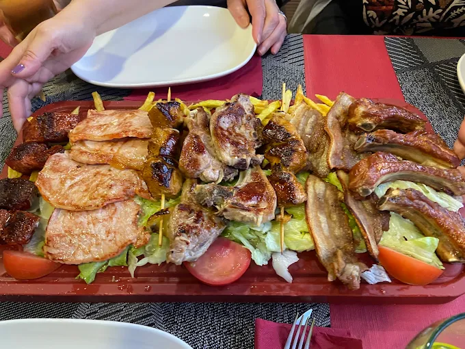 Tabla de carne a la brasa con solomillo, costilla y panceta